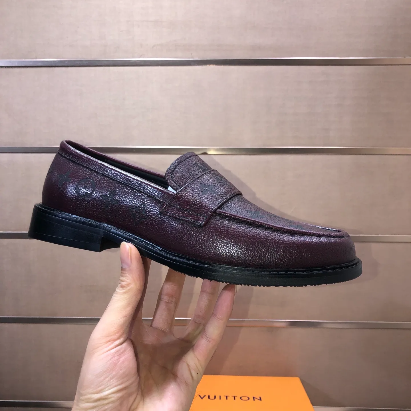 Men's men's shoes💰460💰【LV】(sheepskin lining) formal men's shoes! The high-end formal wear style is luxurious and elegant, with both practicality and style. We pay special attention to quality and details. The original version at the counter is 1:1 ultra-accurate replica👍🏻 The shoe last, leather, workmanship and comfort are not inferior! Material: imported cowhide upper, soft first layer of sheepskin! Code number: 38-45 (45 customized)